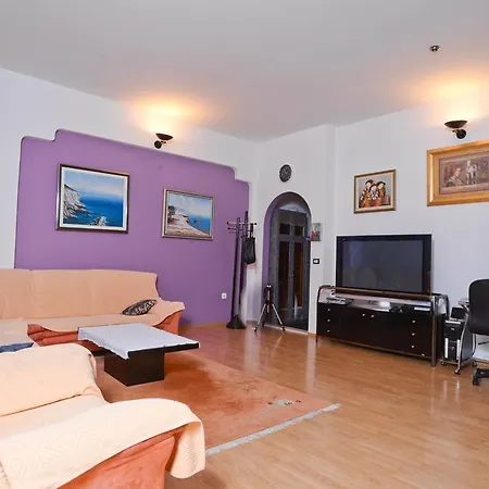 Epicenter Apartment *